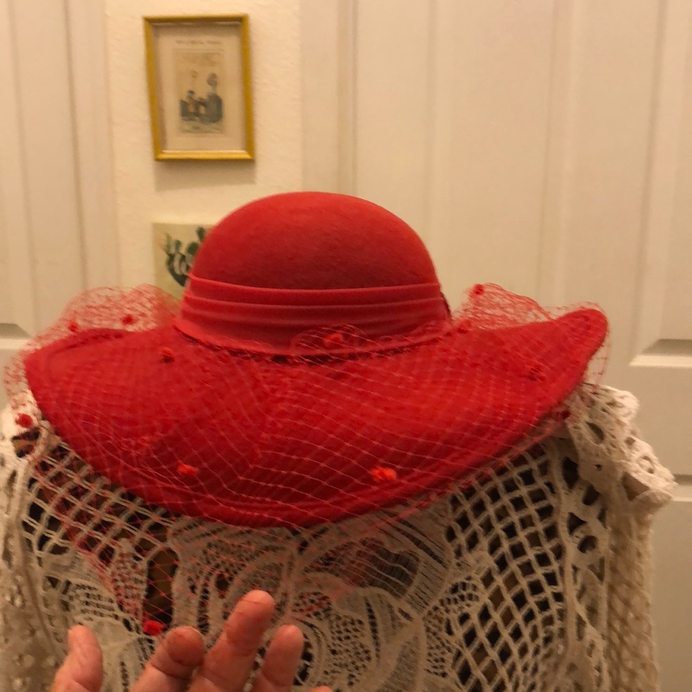 Adorable 1950’s red hat